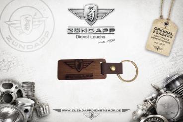 ZÜNDAPP Schlüsselanhänger aus Walnussholz Rechteckig · Zündapp Flügelwappen & Schriftzug · Lederband · Lasergravur